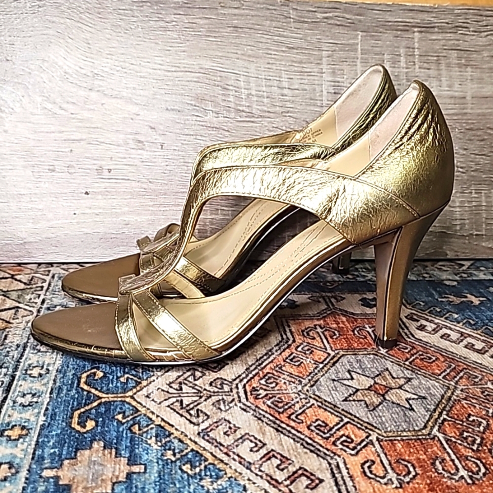 Tahari gold leather elegant heels 3.5 " heel. EUC